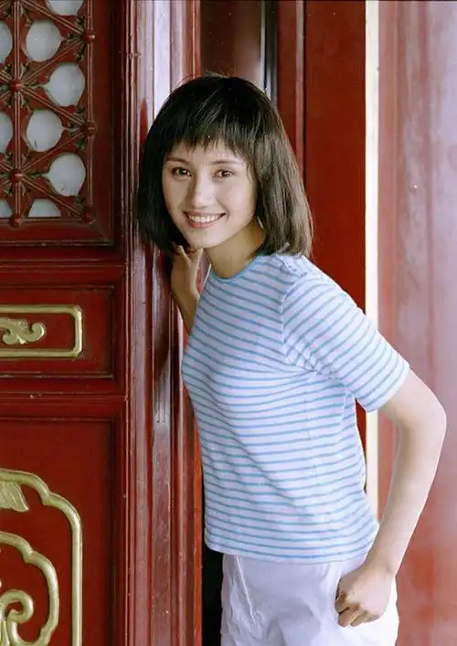 最近,一组袁泉的老照片曝光,20年前的她比现在要稚嫩一些,但是恬静的