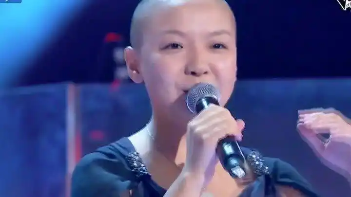 中国好声音女孩闭眼唱全场光头造型引发好奇心原因让人心疼