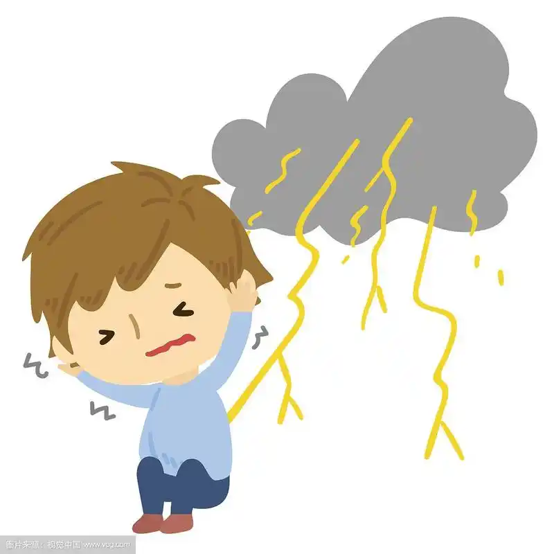 乌云天打雷声作响吓得发抖的人