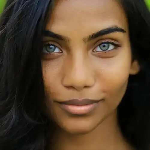 21岁女模特凭"全球最美蓝眼睛",火遍全网,却又离奇身亡