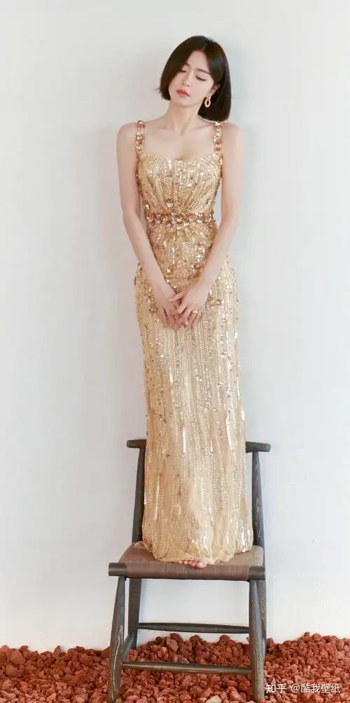 秦岚美貌过于突出,一身金色长裙尽显好身材,逆龄感满满 - 知乎