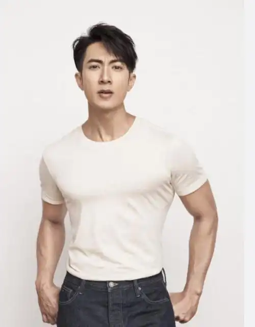 可以看得出来吴尊的肌肉线条非常完美,身材比例也非常好,皮肤也是健康