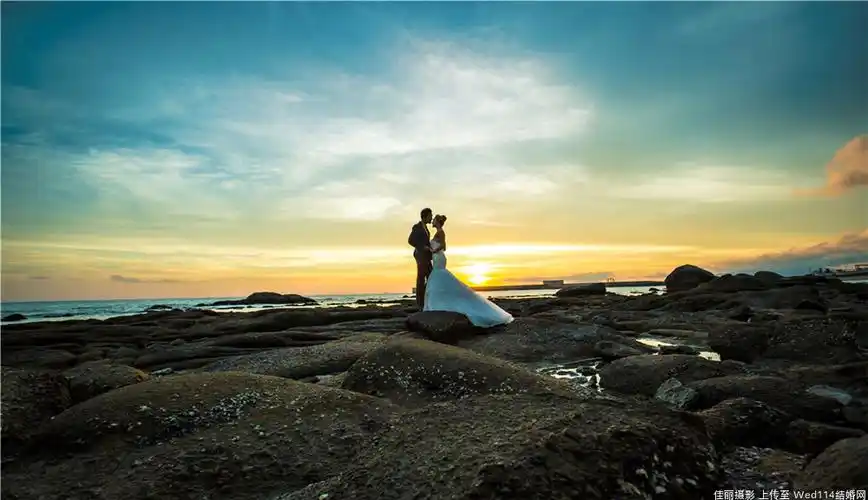 三亚-礁石沙滩婚纱照风格欣赏-杭州佳丽摄影婚纱照图片-赞耶