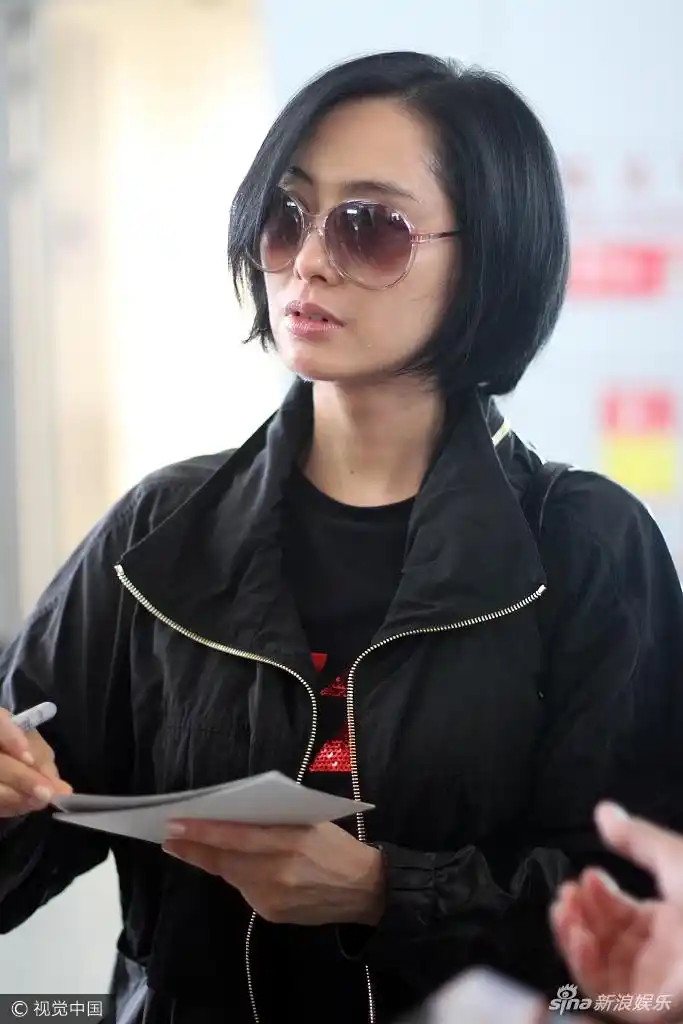 组图:仙女素颜如何?44岁朱茵现身皮肤紧致笑靥如花