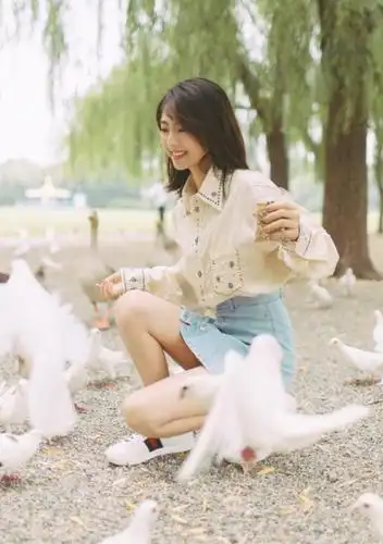 邢菲穿蛋糕裙站河边1米58被拍成1米4腿看着只有20厘米