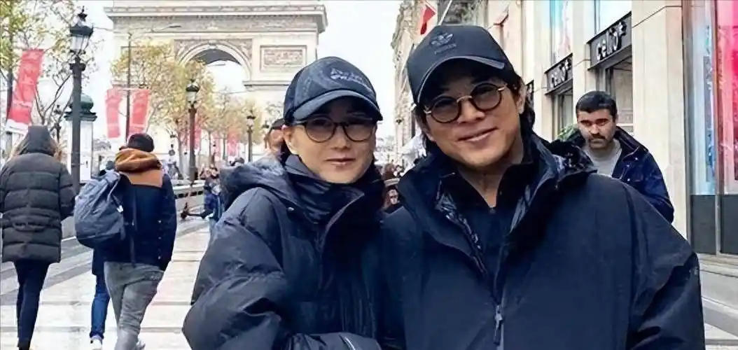 李连杰娇妻子近照,61岁利智成"奶奶",62岁黄秋燕却美艳如初!