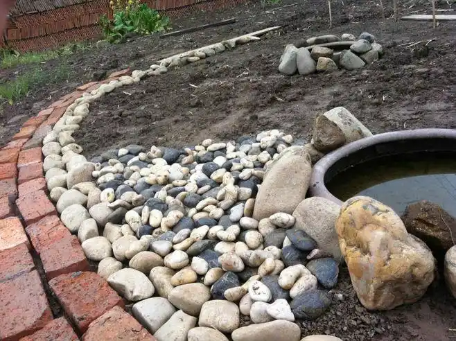 水景初期-铺上鹅卵石.jpg