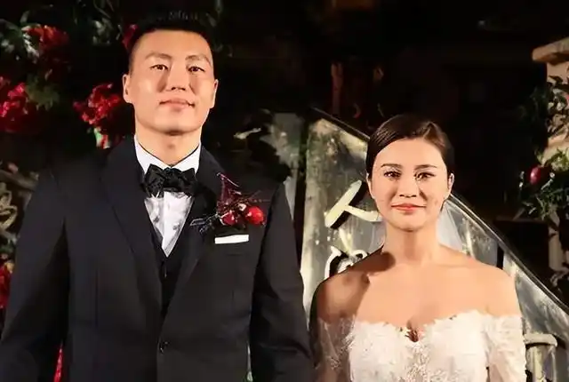 李根在去年年初离婚后不久,就与现任妻子结婚,但是这场婚礼并没有过于