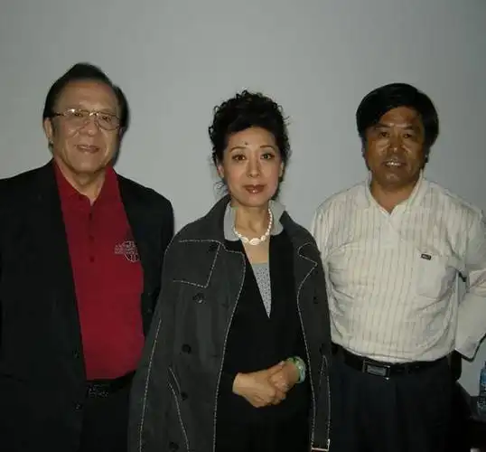 66岁关牧村近照,第一段婚姻经历"家暴" ,如今生活幸福美满