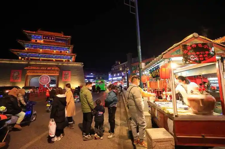 到开封,开封夜市更是吃货的天堂开封小吃名扬海内外,人间烟火,最抚凡