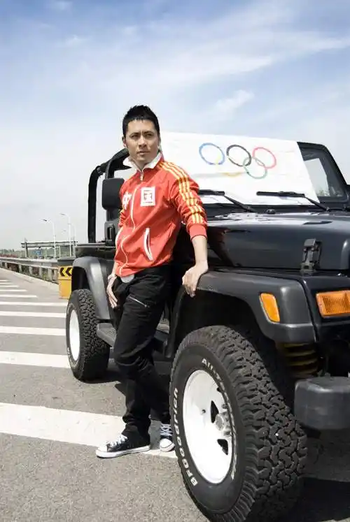 黄征新歌高唱中国榜样 为中华民族呐喊加油(图)