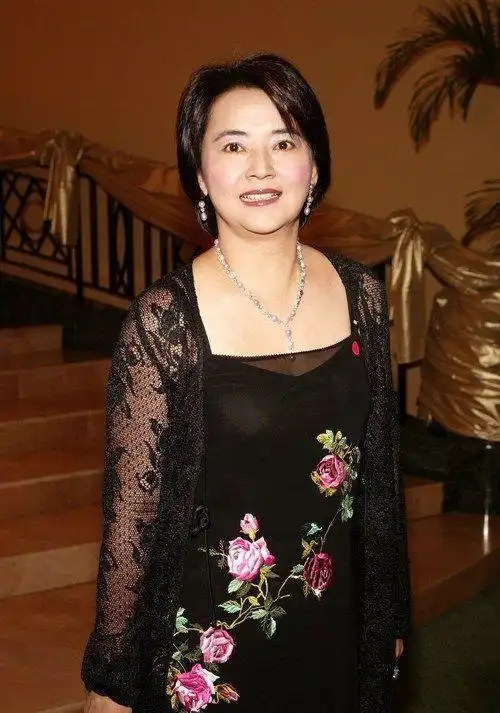 照片中,胡慧中一身黑色,内搭黑色短外套,下身搭配黑色短裙.