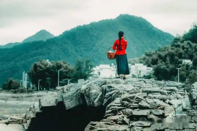 婺源版桥边姑娘