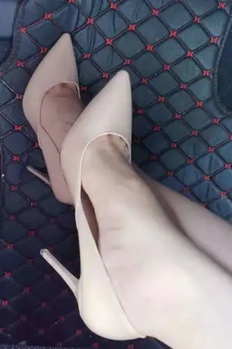 脚上穿的高跟鞋处理了,看上私信我