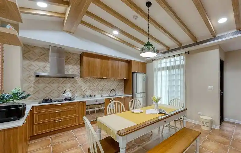 美式乡村风的双层小别墅,古朴自然,厨房天花板设计太巧妙了