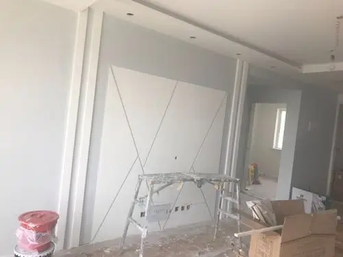 电视背景墙和沙发那面墙刷的浅灰色 华润漆色号1338,窗户和厨房那面留