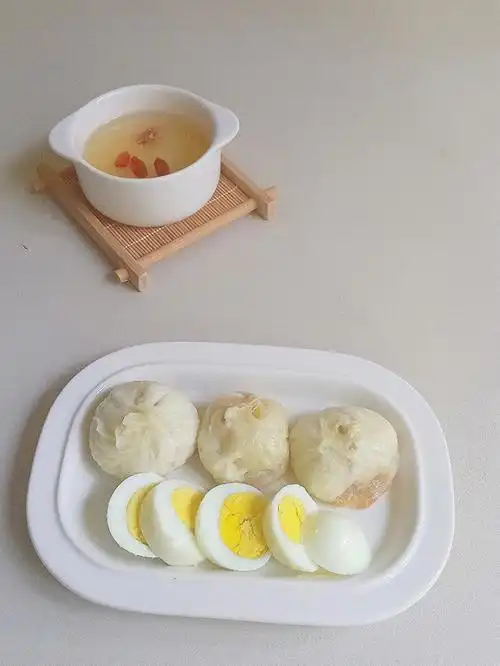 热气腾腾的中式早餐来一份老面小笼包