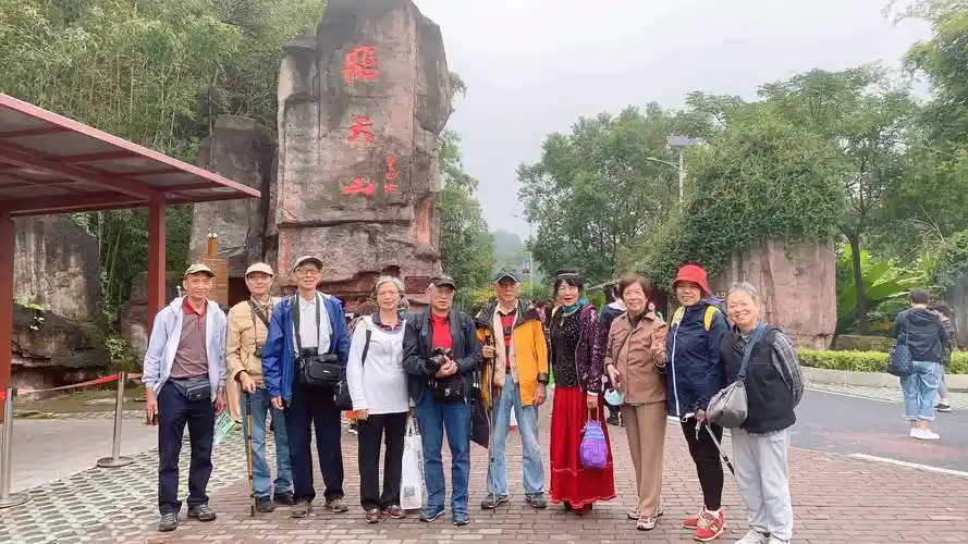 我们一行十人的合影.