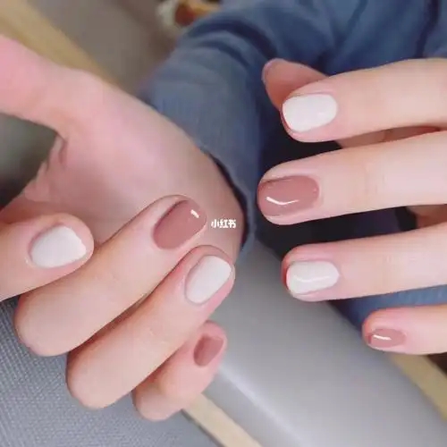 纯色山丘纹美甲