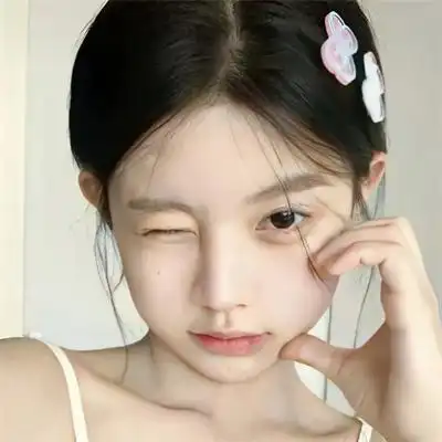 温暖阳光的俏皮可爱女生真人头像