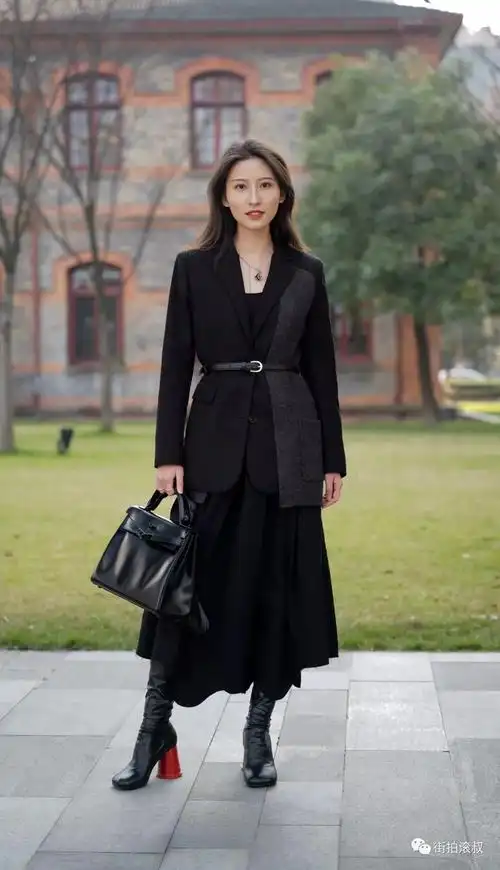 西装,和黑色半身长裙,都是春天的元素.