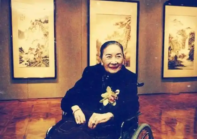 老照片:被狗仔追拍的戴安娜,打毛衣的赵一荻,坐轮椅的宋美龄