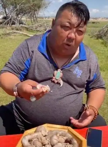 泡泡龙式悲剧再次上演千万网红脸上现黑斑昏睡不醒求救无人理