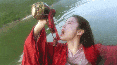 影视中经典镜头:周润发抽烟,朱茵眨眼,而她回眸一笑百媚生