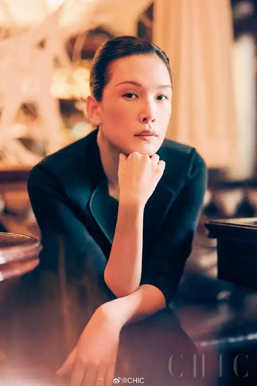 佟晨洁列车封面故事大片