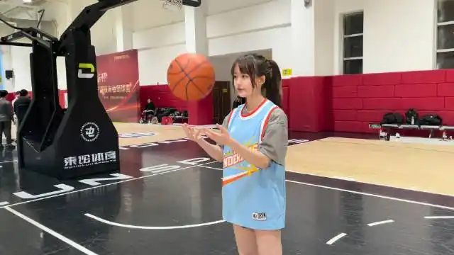 和漂亮姐姐侃萌的打球vlog来啦