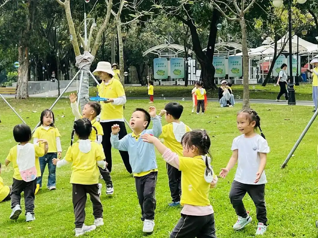 阳光斑驳,洒落在公园的每个角落,孩子们的笑声如银铃般清脆悦耳