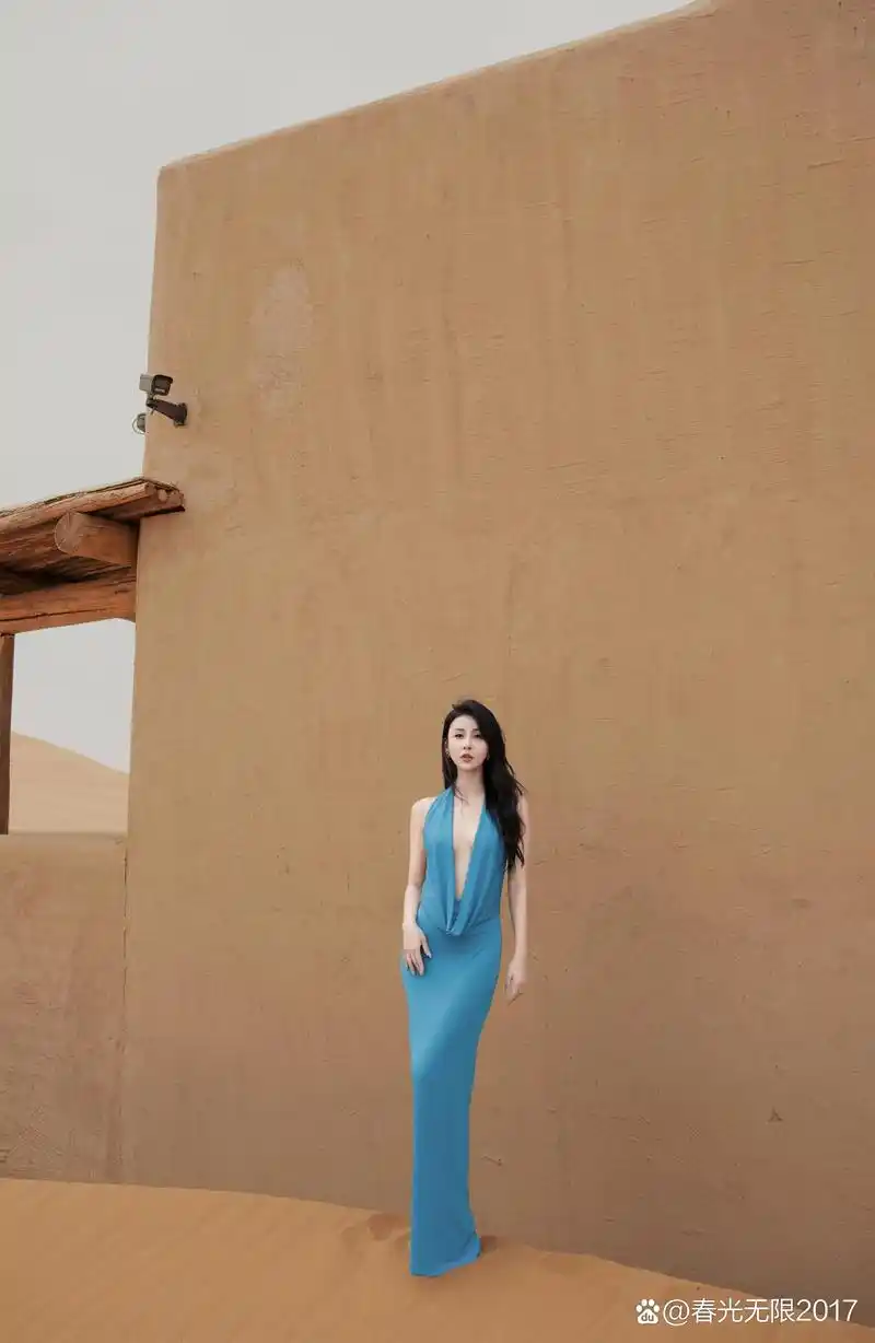 贾青沙漠倩影,蓝裙飘逸,回眸一笑百媚生.