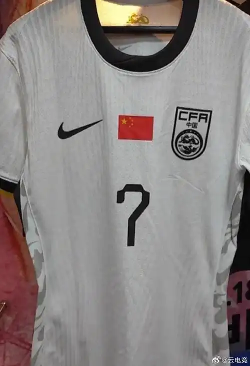 原来白色衣服的是国足#本场比赛国足将身穿全新的白色客场球衣料噜