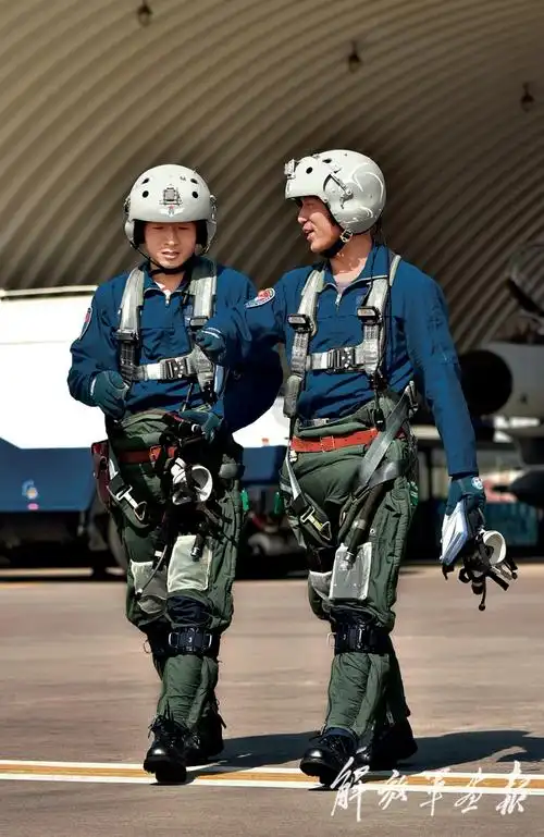 南部战区空军航空兵某旅"清华班"飞行员智搏云天 - 中国军网