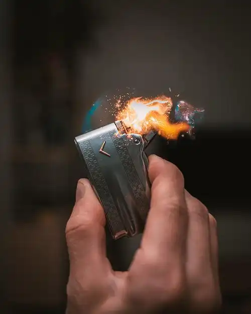 打火机打火的瞬间