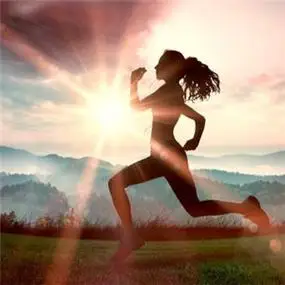 向着阳光奔跑的图片头像 唯美早晨向阳光奔跑的图片头像_励志头像_美