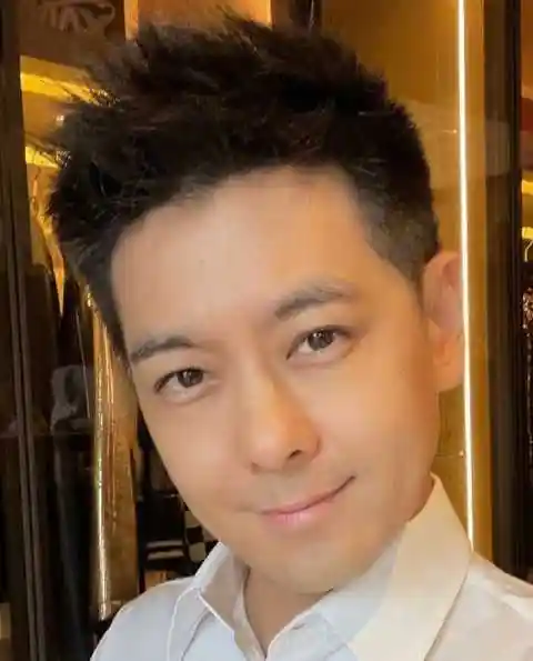 46岁林志颖晒怼脸自拍两鬓花白发福明显不老男神也要服老了