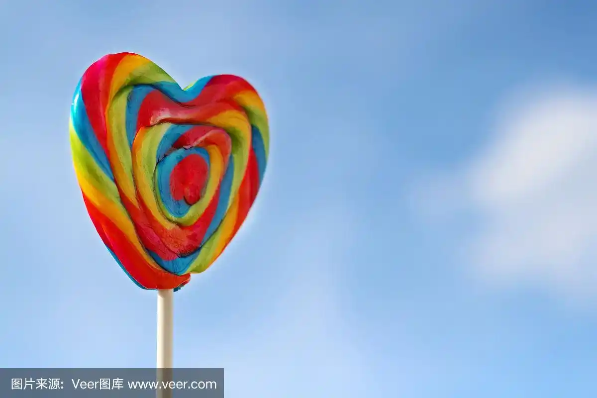 明亮的彩虹棒棒糖和蔚蓝的天空