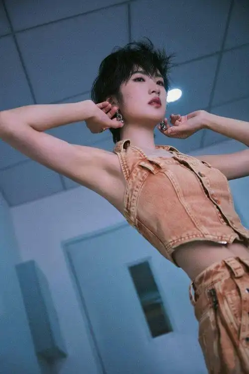 侧颜还撞脸巩俐,穿牛仔背心露锁骨优美|姚安娜|巩俐_新浪新闻