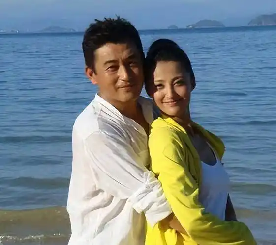 原创那年2004年王志飞被小16岁的张歆艺吸引回家就要和妻子分手