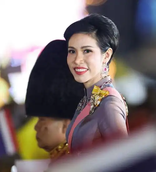 泰国百年来的第一位贵妃,诗妮娜已经消失大半年了,她去了哪里?