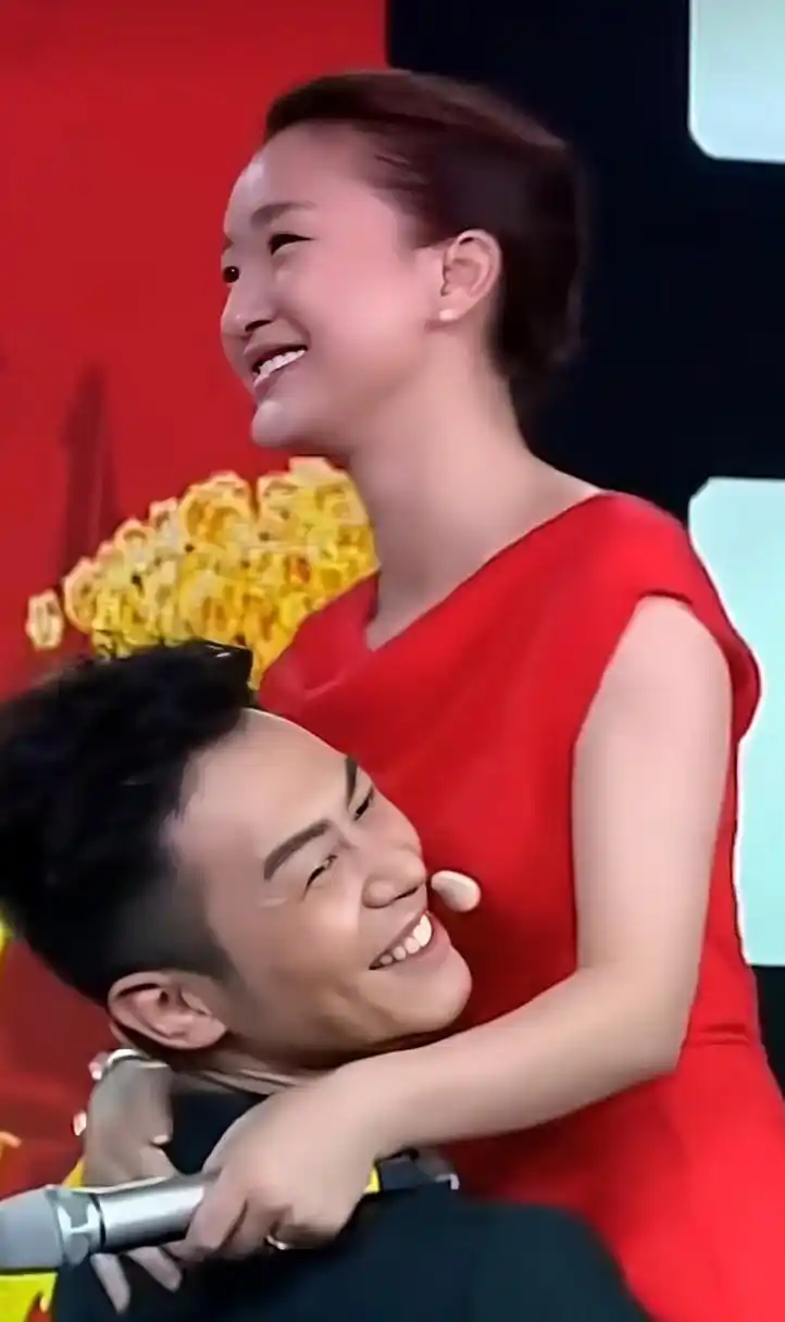 周迅和朱亚文宣传《红高粱》