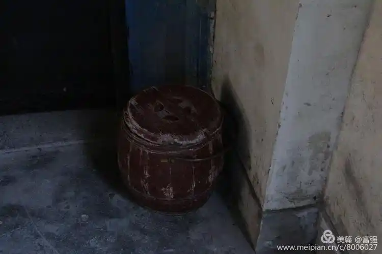 弄堂里现在还用着马桶