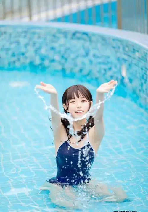 日本元气少女初试紧身泳衣只需一眼就让人喜欢