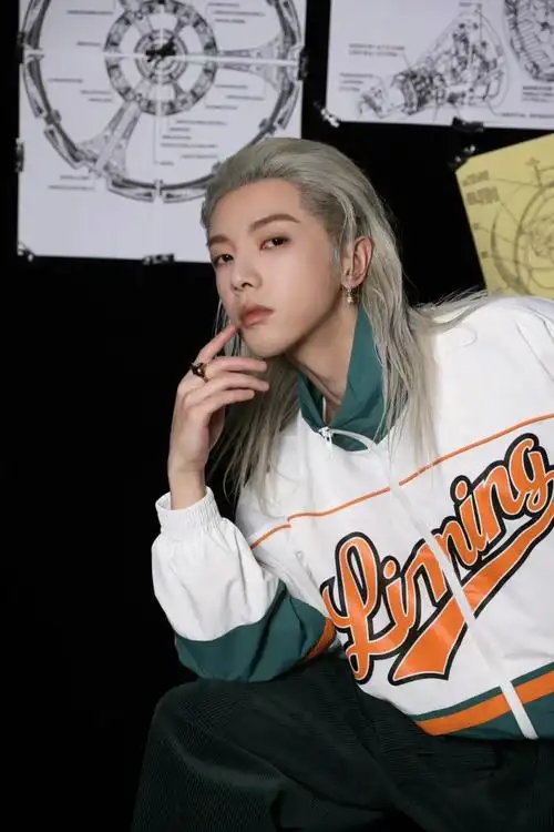 华晨宇换新发型,一头银色披肩长发亮相活动,个性又吸睛插图1