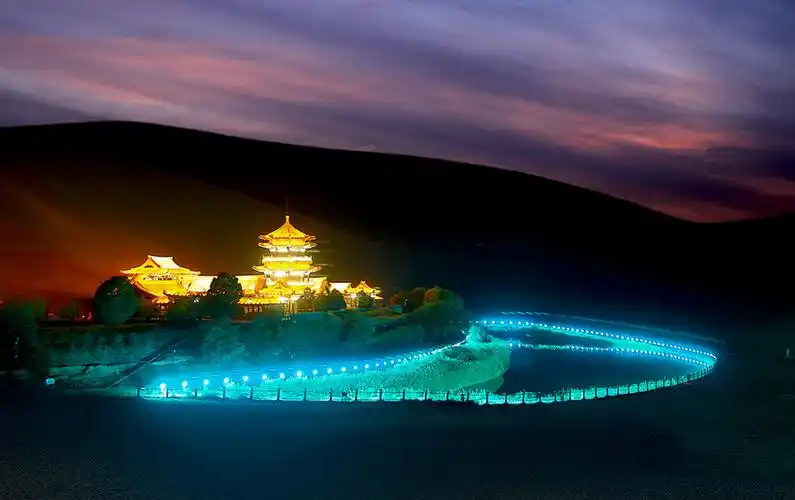 " 澄黄的鸣沙山和清澈的月牙泉泉水相互依存,那奇异迷人的景色延续