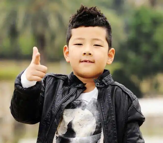 他是《爸爸去哪儿》唯一没有商业活动的孩子,都被他爸给推了