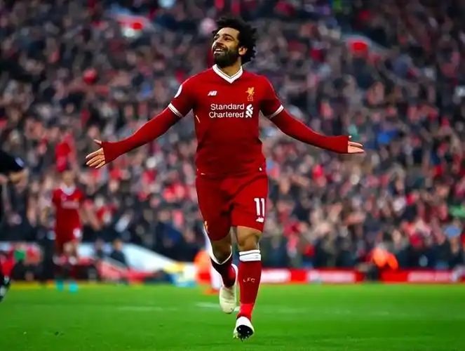 之后的赛季,萨拉赫不仅帮助球队夺得欧冠冠军,还卫冕了英超金靴.