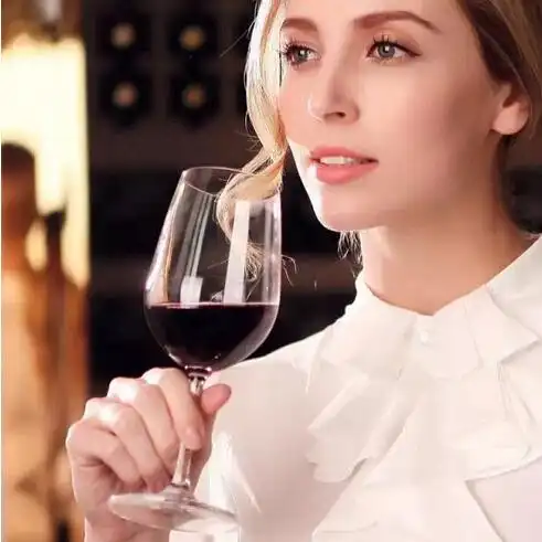 中国形象礼仪网品红酒