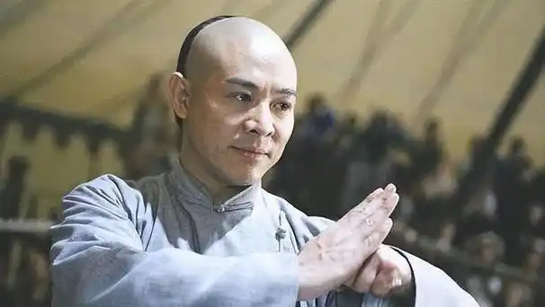 提到李连杰,人们立刻会联想到他在《黄飞鸿》中的形象,以及他的武打